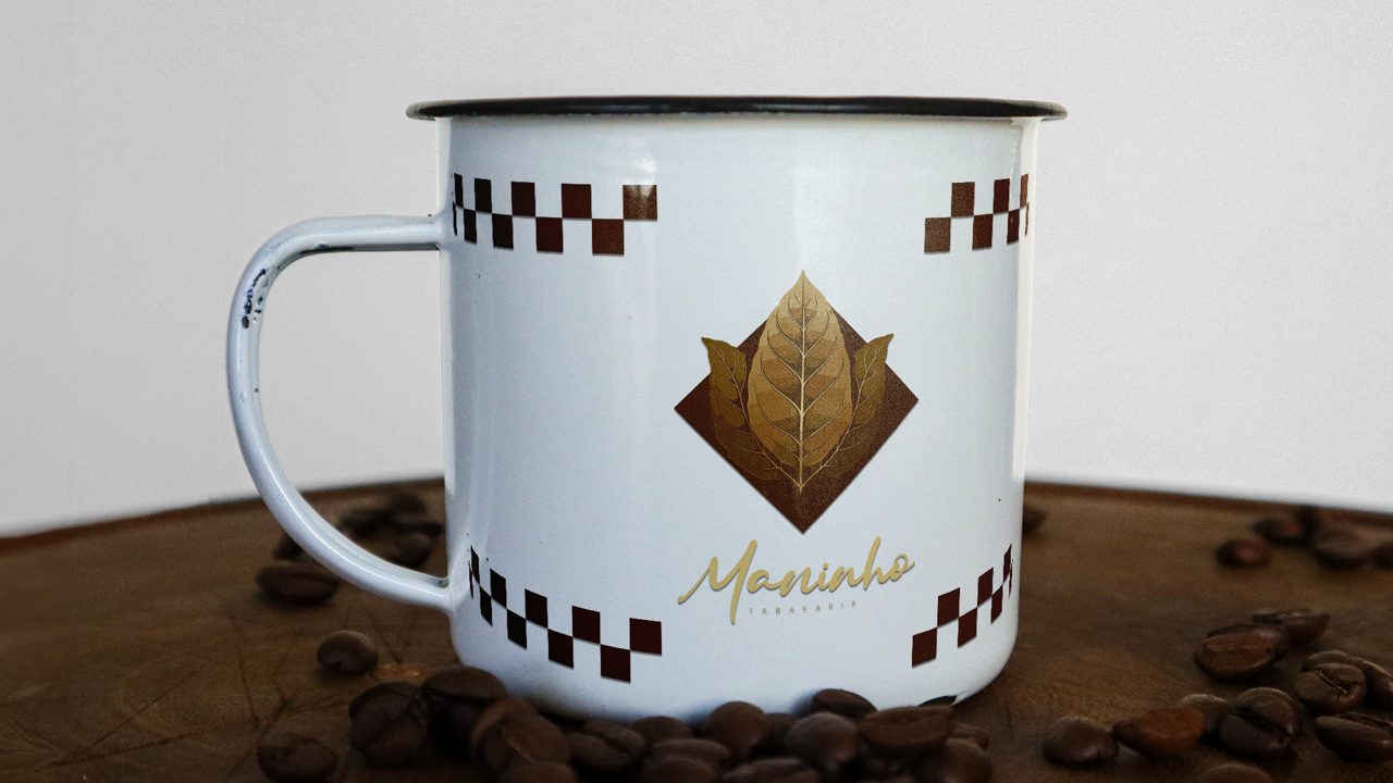 Caneca esmaltada com a marca da Maninho Tabacaria