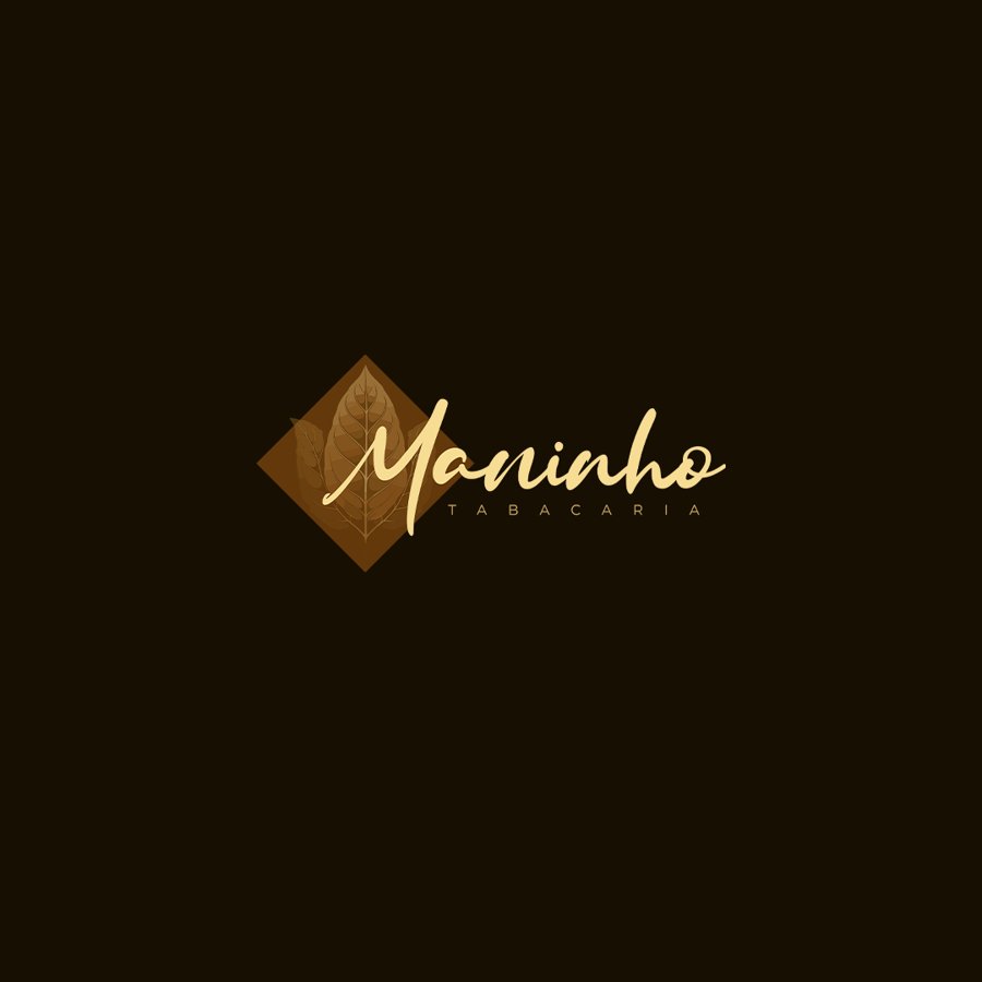 Logotipo da Maninho Tabacaria sobre fundo marrom