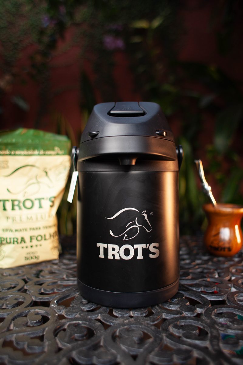Garrafa térmica e erva-mate Trot's